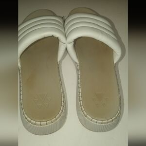 Women's size 9 cougar slip-on's
